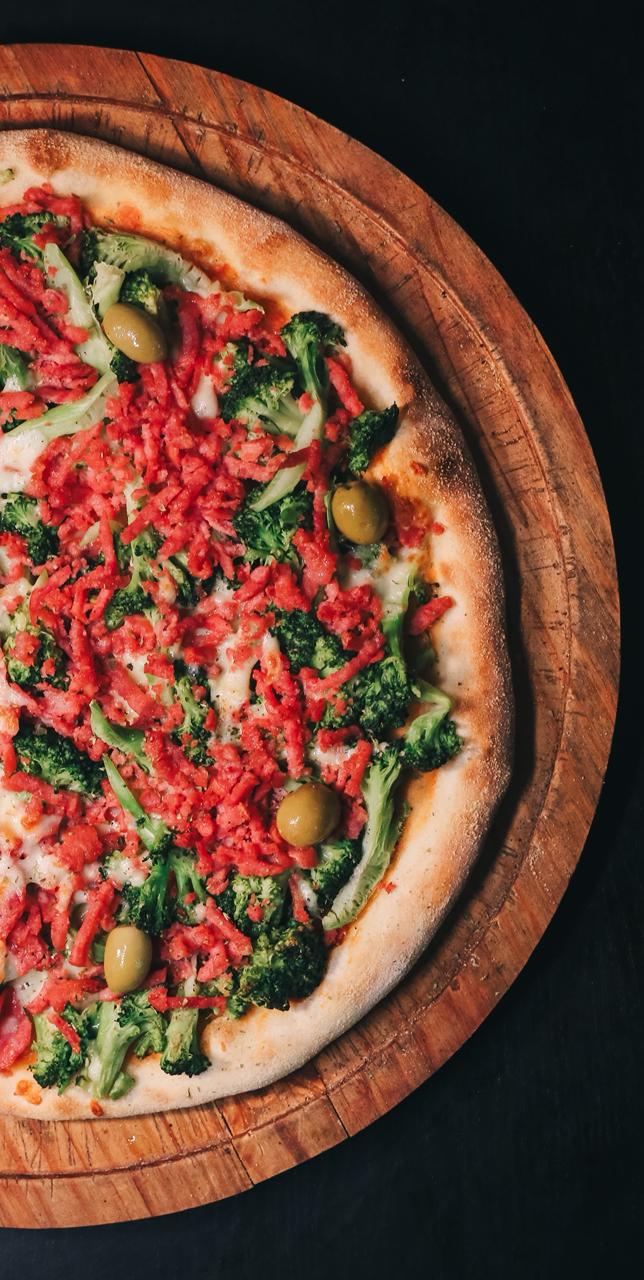 Pizza Brócolis com Calabresa
